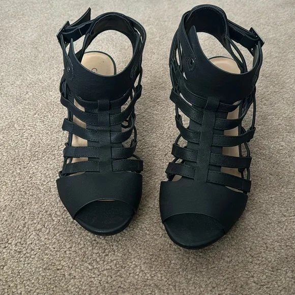 CITYCLASSIFIED Heels - Picture 2 of 3